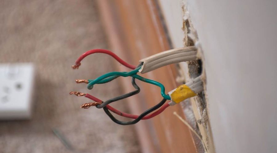 signs of electrical wiring issues, faultyelectricalwiringathome
